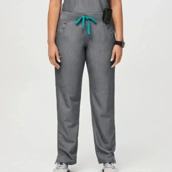 FIGS Classic Fit Kade Cargo Scrub Pants Straight Leg Graphite Women's Size Large - Picture 1 of 6